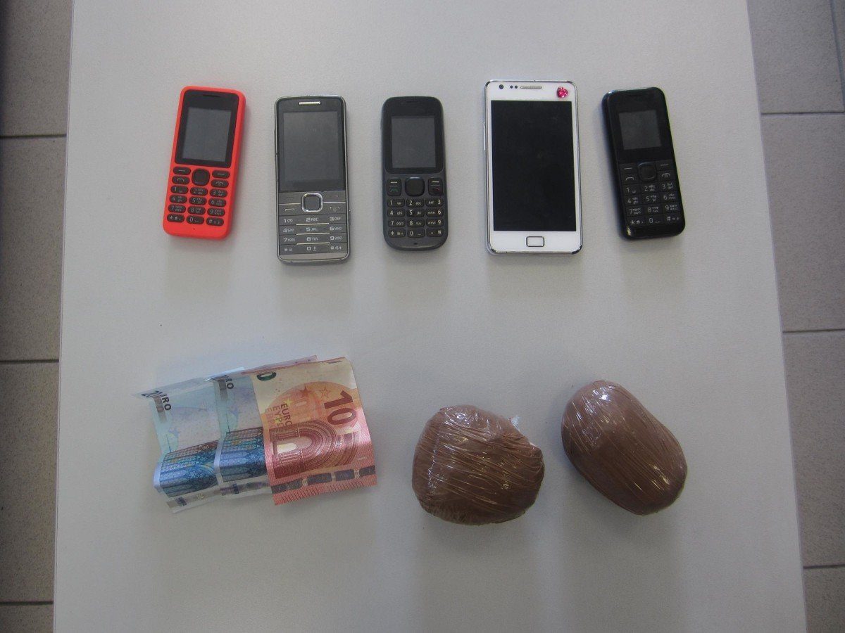 Λάρισα: Έκρυβαν στο… φανάρι ΙΧ μισό κιλό ηρωίνη (ΦΩΤΟ)