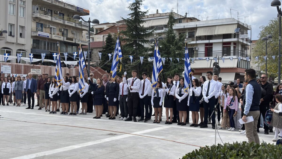Μαθητική κατάθεση στεφάνων για την 28η Οκτωβρίου στα Φάρσαλα – (φωτο)