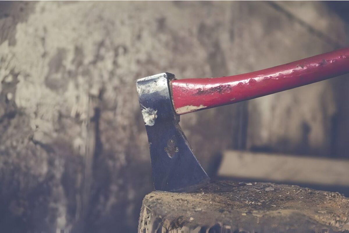 Λάρισα: Την κυνηγούσε με τσεκούρι για τα χρωστούμενα