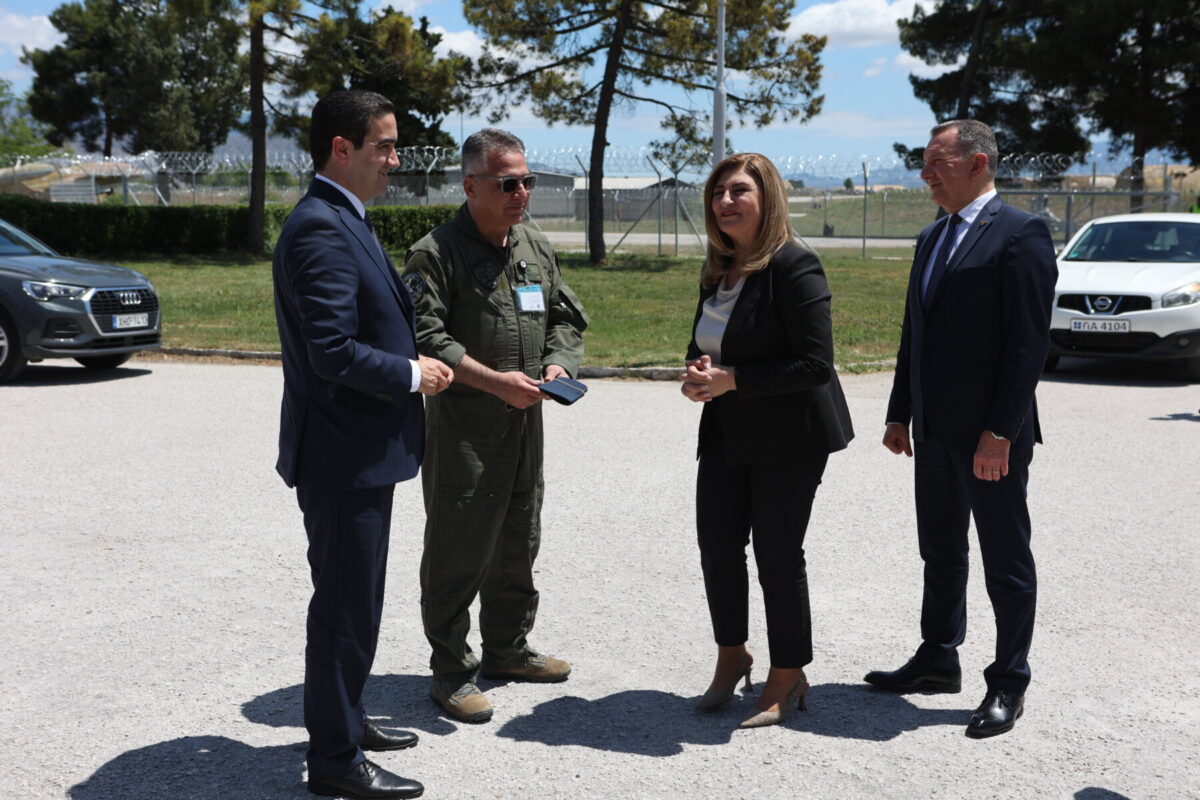 Το κλιμάκιο του ΠΑΣΟΚ με τους Ευαγγελία Λιακούλη, Μιχάλη Κατρίνη και Θωμά Χατζηαθανασίου κατά την επίσκεψη ενημέρωσης στο Αρχηγείο Τακτικής Αεροπορίας (ΑΤΑ) στη Λάρισα.