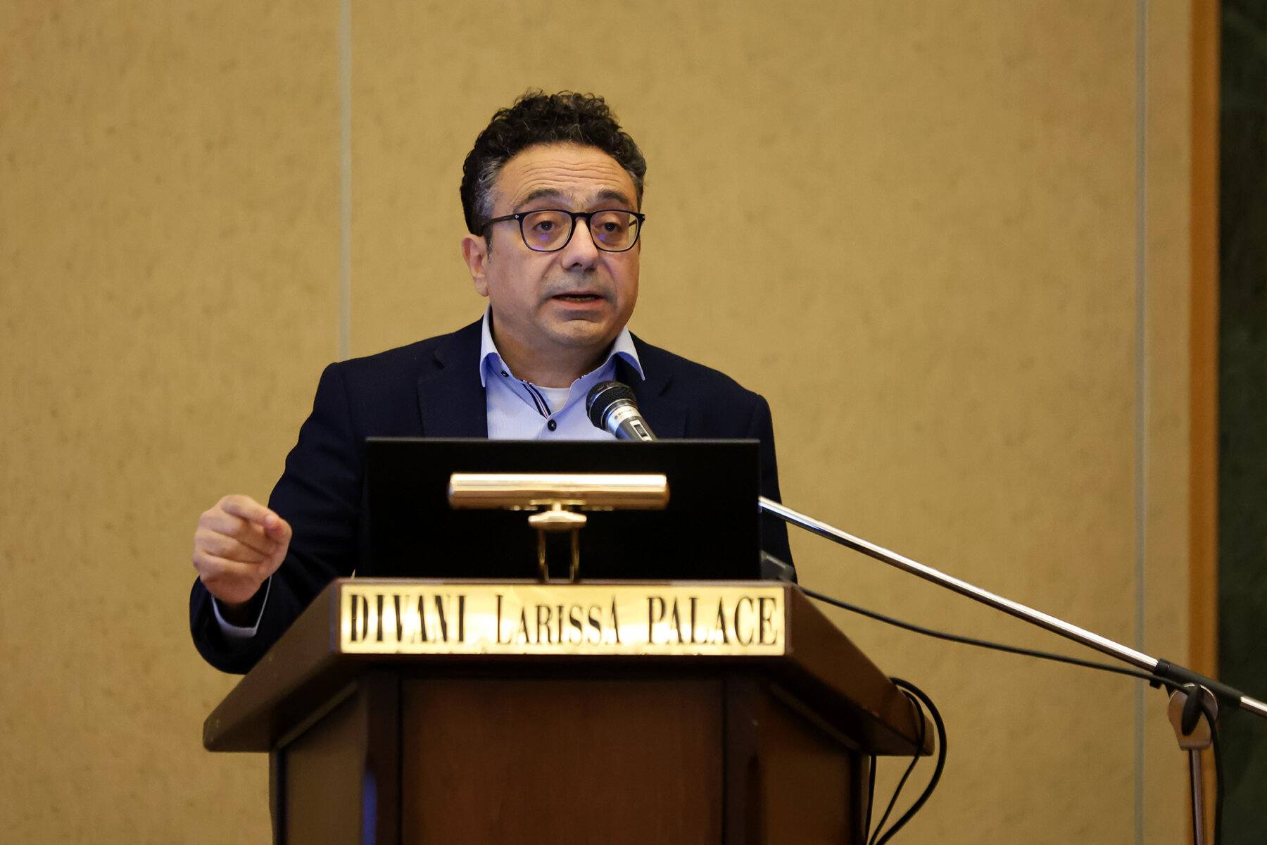 Ο καθηγητής του Εθνικού και Καποδιστριακού Πανεπιστημίου Αθηνών κ. Στάθης Αραποστάθης