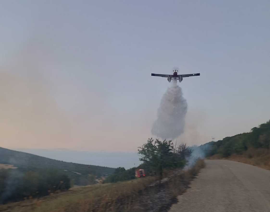 Πυροσβεστικό Αεροσκάφος κάνει ρίψεις νερού