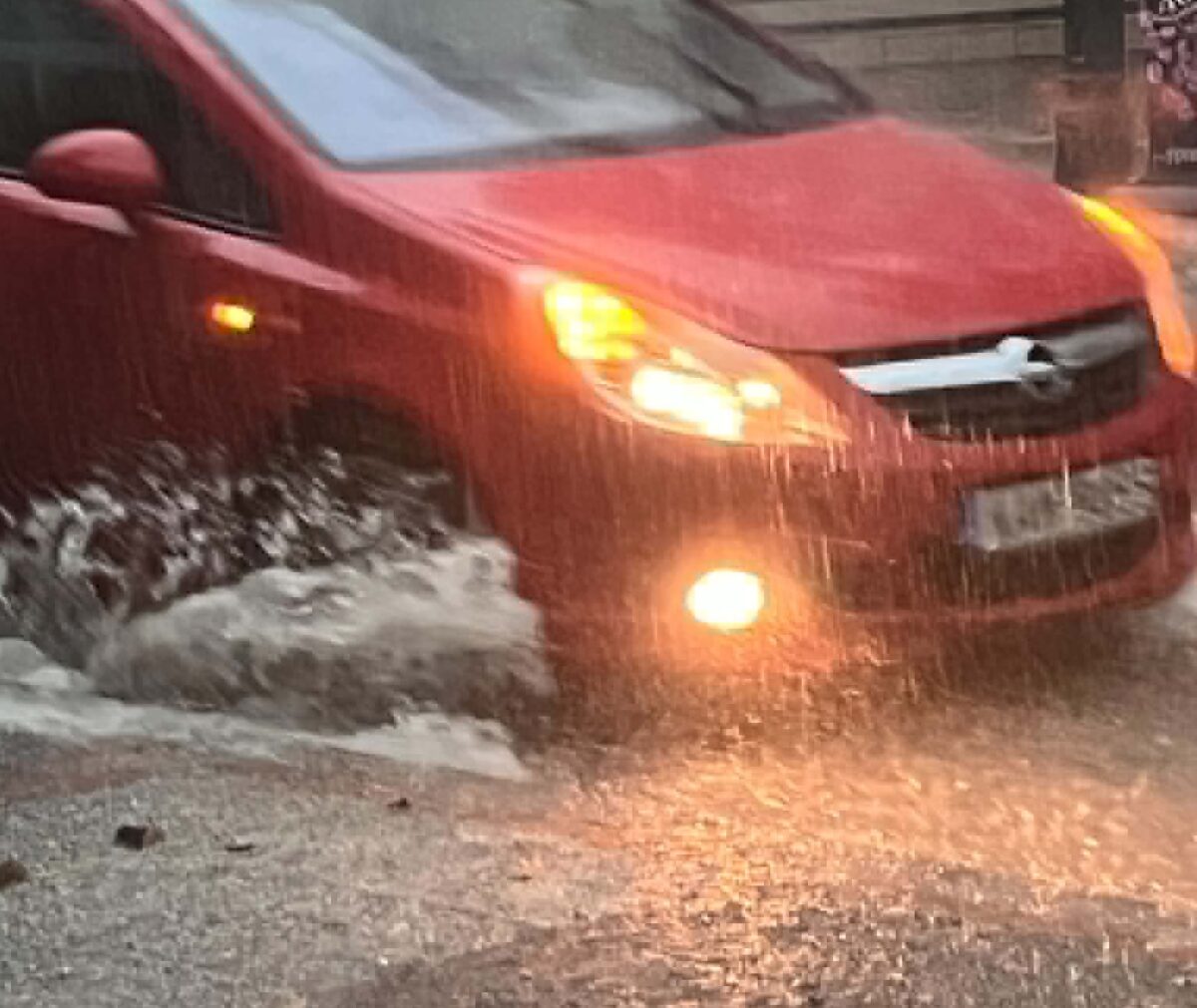 Έντονη βροχόπτωση στα Φάρσαλα