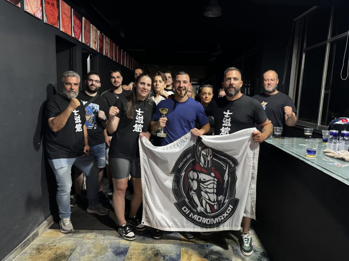 Ο Λαρισαίος αθλητής του Kick Boxing Θοδωρής Ντινιαρόπουλος από τον Α.Σ. Οι Μονομάχοι πανηγυρίζει τη νίκη του στο ρινγκ κατά τη διάρκεια του Larisa Fight Night.