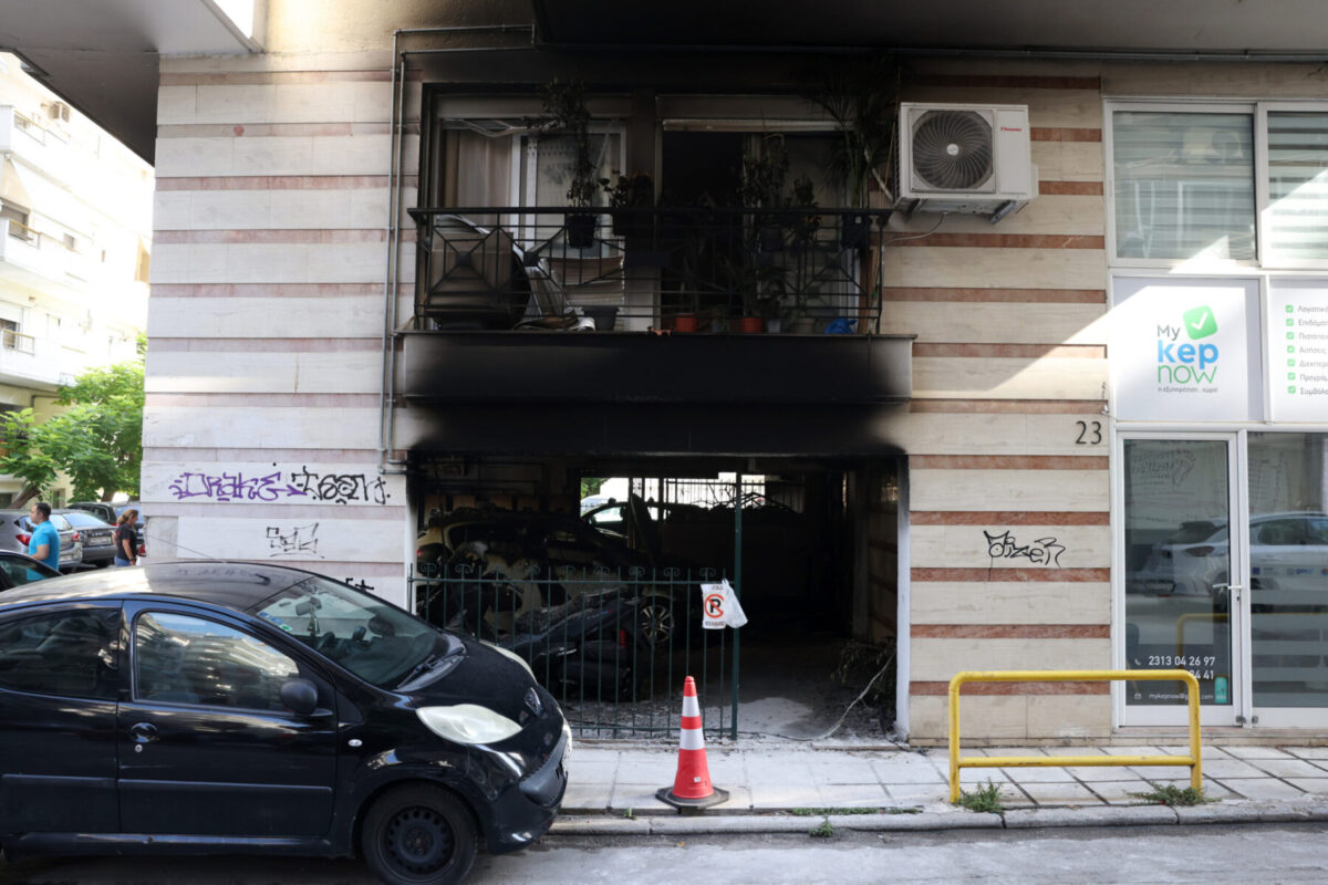 Η είσοδος της πολυκατοικίας στη Θεσσαλονίκη, αποκλεισμένη από τις αστυνομικές δυνάμεις μετά την εγκληματική εμπρηστική επίθεση.
