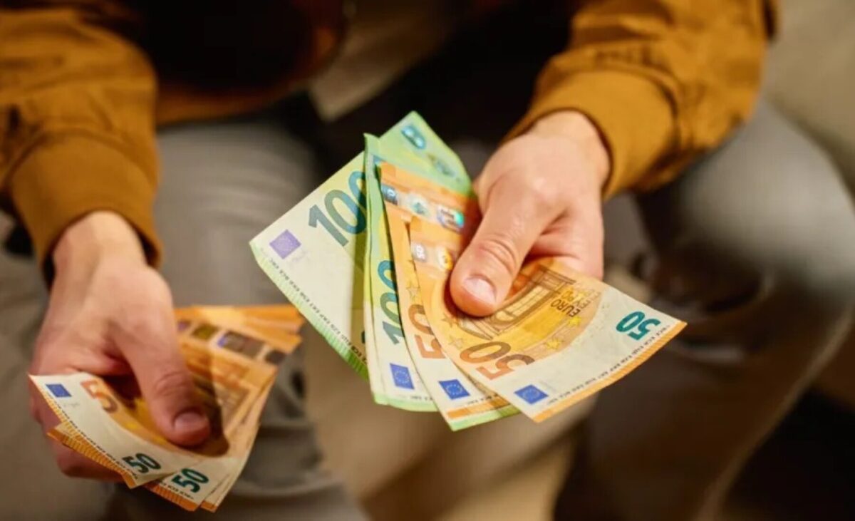 Ηλικιωμένος συνταξιούχος μόλις πληρώθηκε το επιδόμα