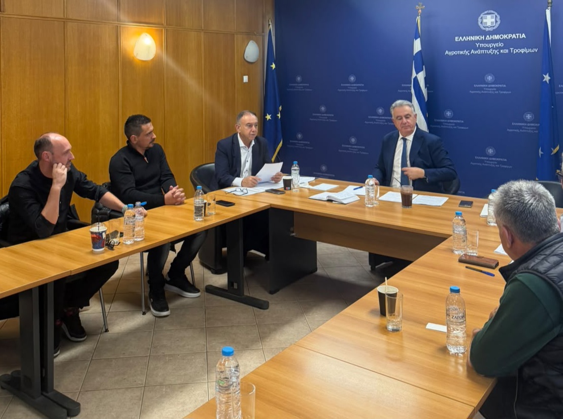 Στιγμιότυπο από τη σύσκεψη του Χρήστου Κέλλα και των πληγέντων κτηνοτρόφων στο Υπουργείο Αγροτικής Ανάπτυξης για τις αποζημιώσεις και τις ζωονόσους.
